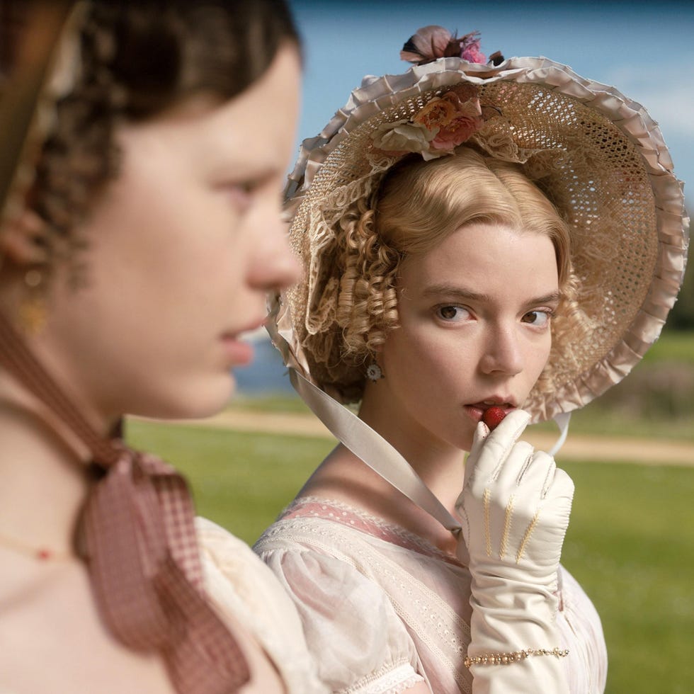 2aay7g5 mia goth and anya taylor joy in emma (2020), directed by autumn de wilde. credit: working title films / album 2aay7g5 mia goth and anya taylor joy in emma (2020), directed by autumn de wilde. credit: working title films / album