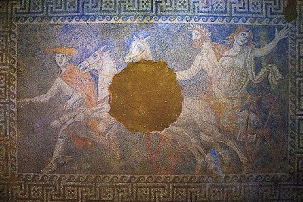 Dit mozek werd vorig jaar ontdekt in een immens graf met wanden van marmer in de buurt van de antieke vindplaats Amphipolis in NoordGriekenland de vondst leidde tot valse geruchten dat het graf van de familie van Alexander de Grote zou zijn