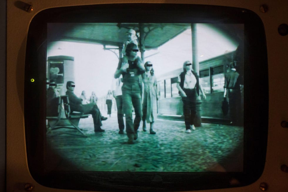 Beelden die met spionagecameras van de Stasi zijn gemaakt worden nu getoond aan bezoekers van het DDR Museum Berlin