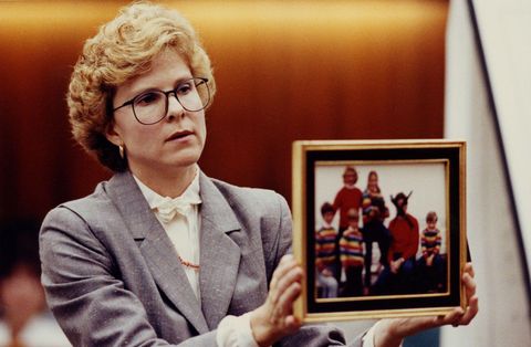 2bxdchr november 4, 1999, san diego, california, usa prosecuting attorney kerry wells holds a photograph of the broderick family on happier days, during the trial of elisabeth betty broderick for the murder of her ex husband dan broderick and his new wife linda broderick credit image © san diego union tribunezuma wire