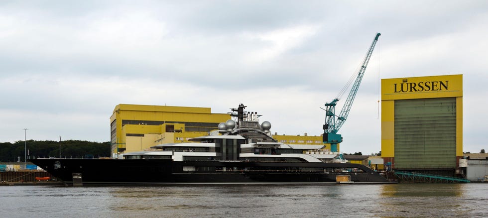 2c5jba5 lurssen shipyard on river weser, vegesack, bremen, germany