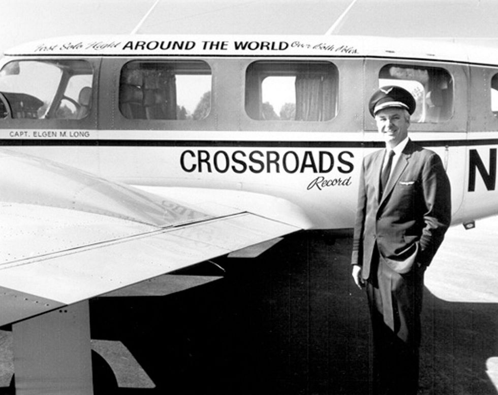 Elgen Long maakte in 1971 zelf een solovlucht rond de aarde via de polen Daarna besloten hij en zijn echtgenote Marie om uit te zoeken waarom Amelia Earhart die van haar niet voltooide