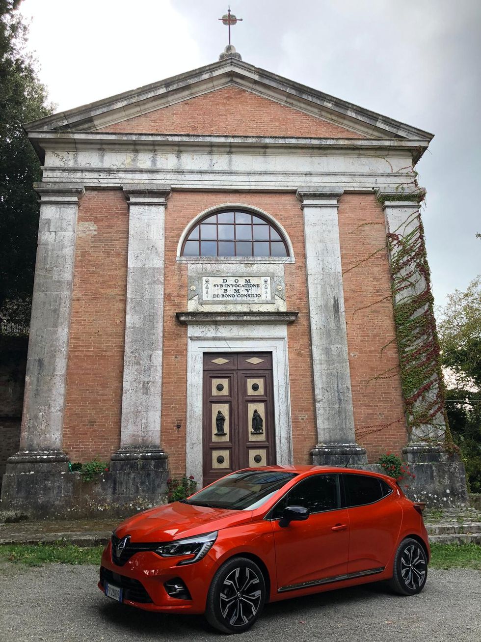 La Clio 2019 in versione rossa su una strada toscana.