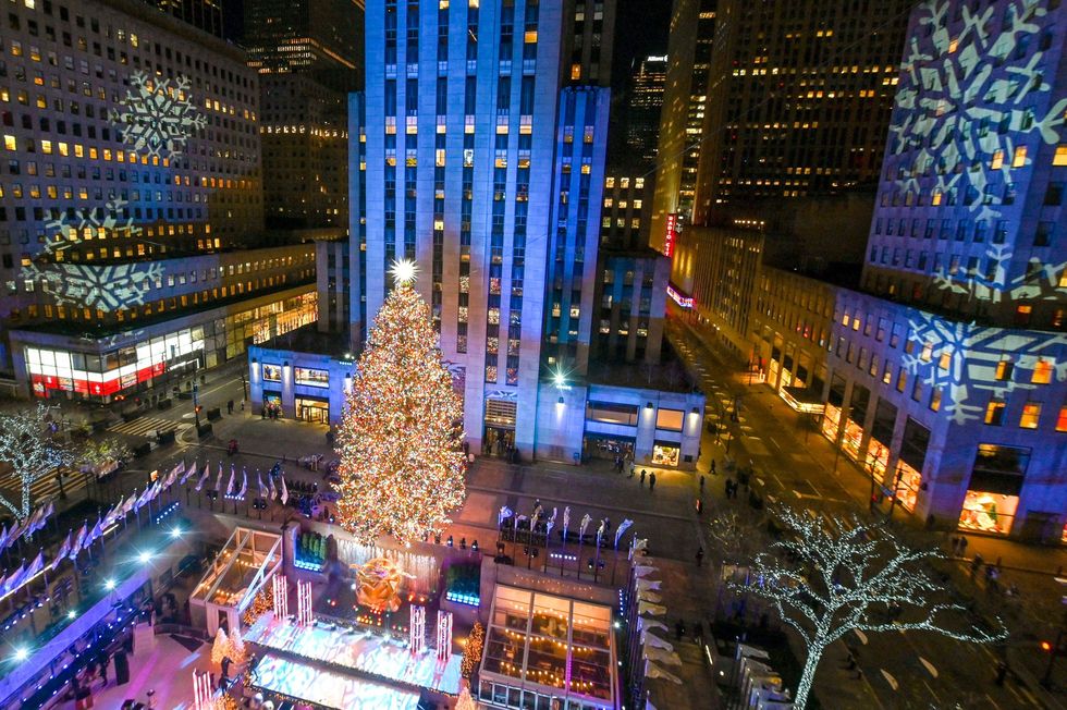 De beroemde verlichte kerstboom in het Rockefeller Center in New York De 23 meter hoge fijnspar uit Noorwegen is verlicht met ruim 50000 ledlampjes