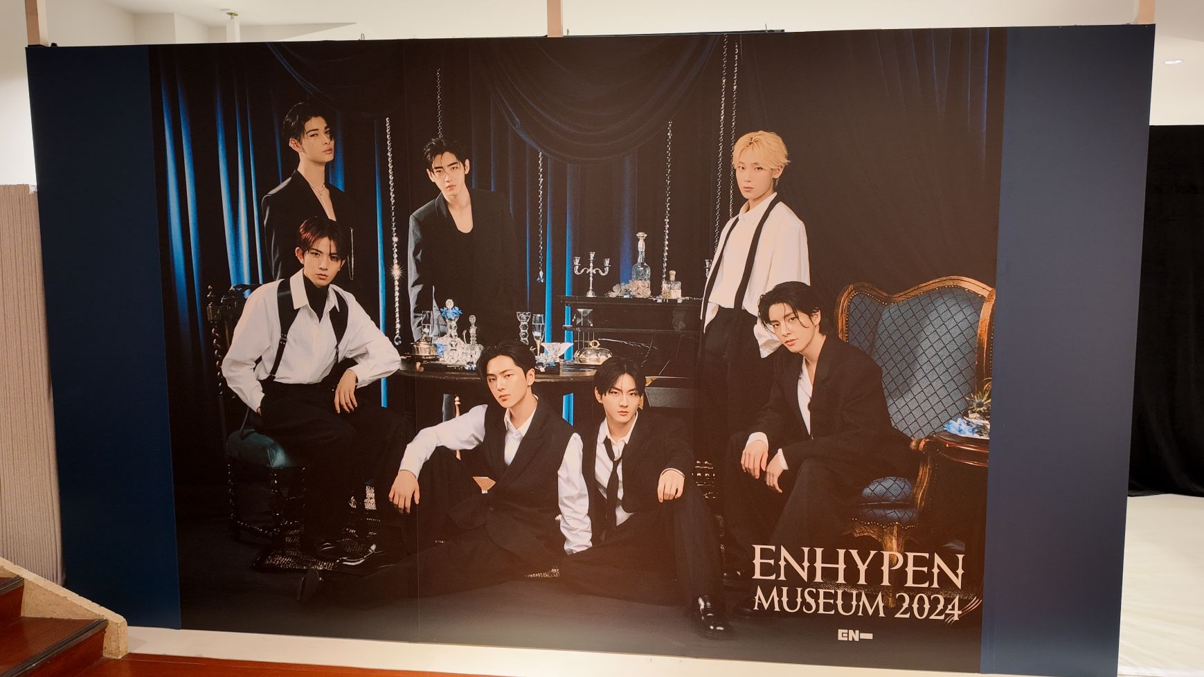 ENHYPEN MUSEUM 2024」ビジュアル展示やグッズ情報を会場から