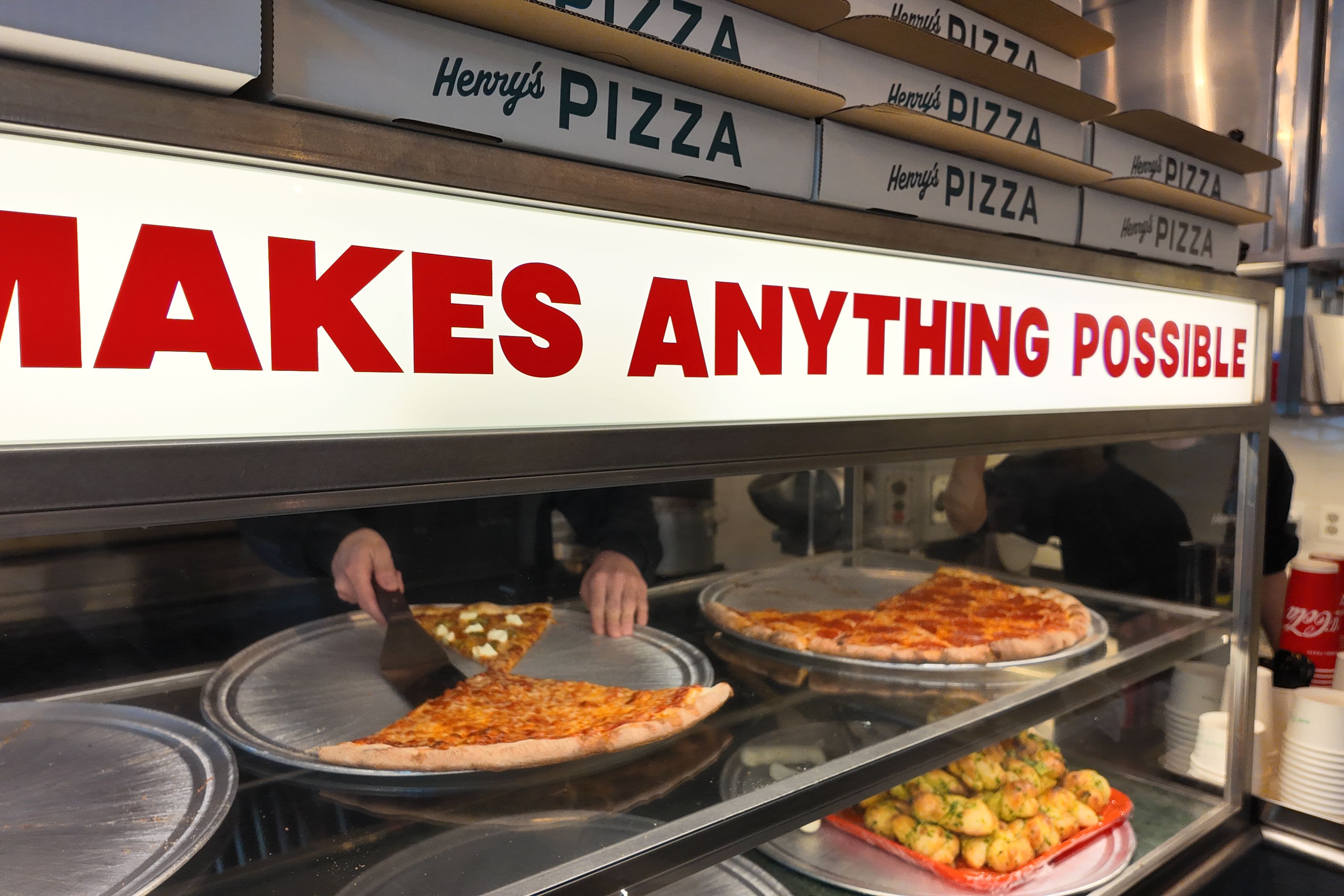 VERDYが手がけるピザショップ「Henry's PIZZA」と新ホテル