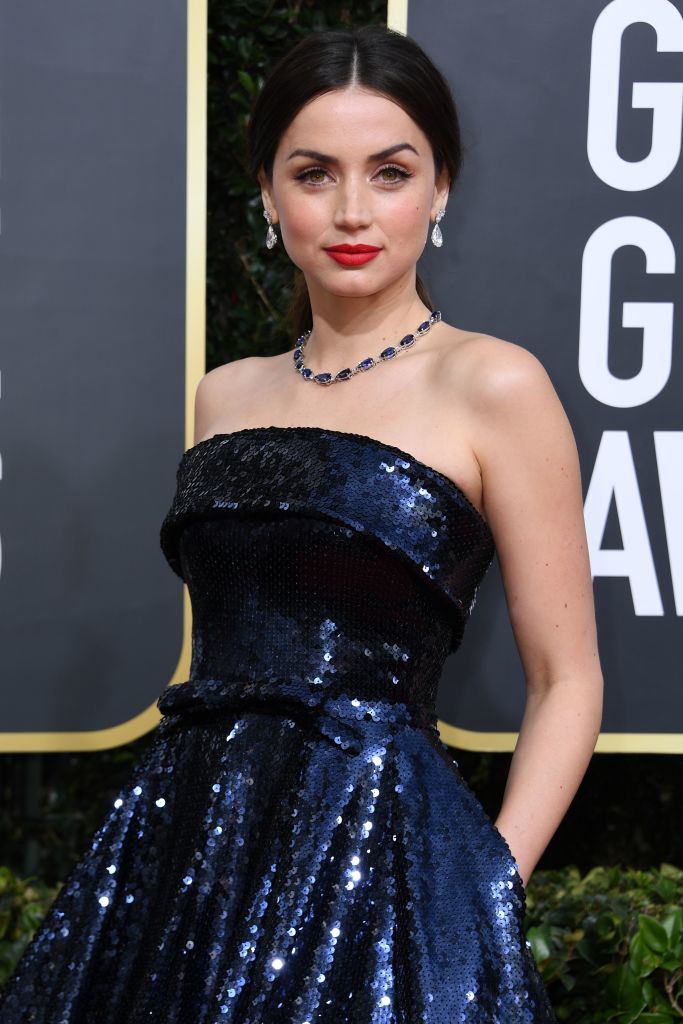 Ana de Armas brilla con un vestido en corte A en los Golden Globes