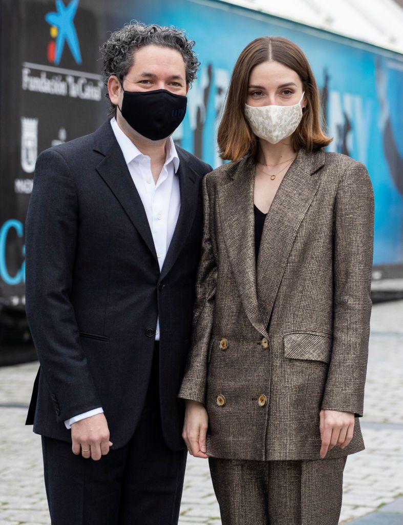 María Valverde propone el look de fin de año con zapato plano