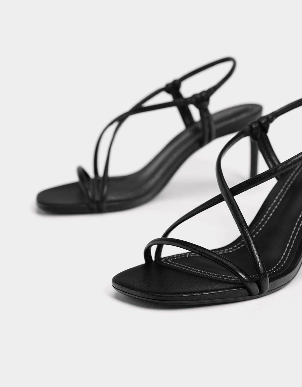 Sandalias negras online bershka