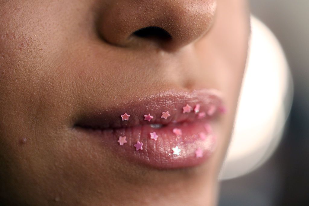 Estos son los mejores bálsamos de labios de farmacia que sí funcionan para  combatir los labios deshidratados