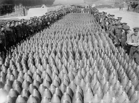 In 1917 staan Britse soldaten rond een zee van artilleriegranaten