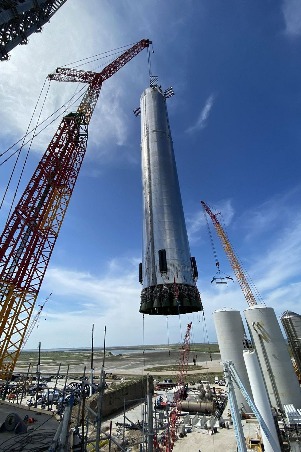 Super Heavy Booster 4 van SpaceX wordt naar de lanceertoren op de Starbase in Boca Chica Beach Texas gerold