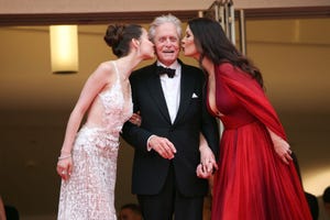 catherine zeta jones, michael douglas y carys zeta douglas inauguran cannes 2023