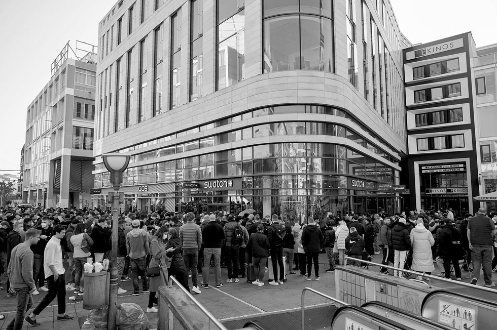 2j1jdpg frankfurt a m, germany   march 26, 2022 crowd outside swatch store waiting on release day for sale of speedmaster moonswatch designed by omega and s