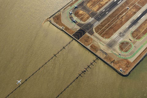 De internationale luchthaven van San Francisco SFO telt vier start en landingsbanen Dit is een zeldzame blik op het aanvliegpunt van de start en landingsbanen 28L en 28R Ik droomde ervan om de vliegbewegingen op SFO vast te leggen en kreeg toestemming om direct boven de luchthaven te vliegen Wat een stormachtige dag was dat Op SFO stond een wind van 60 tot 70 kilometer per uur wat betekende dat het een onrustige vlucht was en lastig was om het vliegtuigje tijdens het fotograferen te besturen De vlucht was uitdagend maar ook z spannend dat ik de dagen erna niet kon slapen