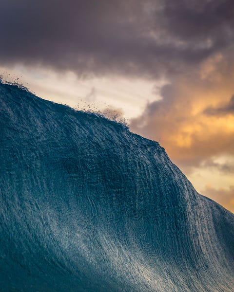 Wat gebeurt er vlak voordat een golf breekt Die vraag was vorig jaar mijn opdracht Op deze specifieke dag besloot ik de zonsondergang aan de oostkust van Oahu in Hawa te fotograferen Zon honderd fotografen waren daar s ochtends maar de avond had ik voor mezelf De texturen als gevolg van de passaatwinden creerden subtiele kleuren vanuit het westen en liepen dankzij mijn 100 mmlens fraai in elkaar over Ik moest op mijn zoeker kijken terwijl deze golf brak Geen eenvoudige taak als de golf op het punt staat jou te pletten