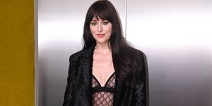 2nm6y58 milan, italy 24th feb, 2023 gucci fashion show in the photo dakota johnson credit independent photo agencyalamy live news
