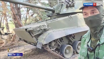 2s31 vena self propelled mortar carrier in ukraine near bakhmut with battalion commander