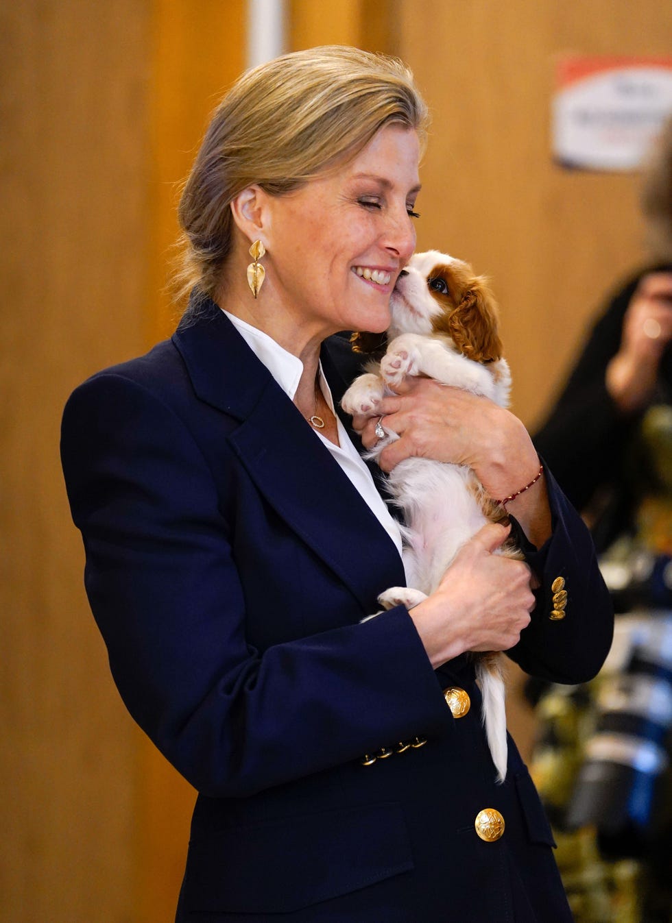 alamy live news 2s87aw4 the duchess of edinburgh with 9 week old cavalier king charles spaniel puppy lord louis of spudringham during a visit to dogs for autism in alton, hampshire, the first charity exclusively providing autism assistance dogs picture date tuesday january 21, 2025 this is an alamy live news image and may not be part of your current alamy deal if you are unsure, please contact our sales team to check