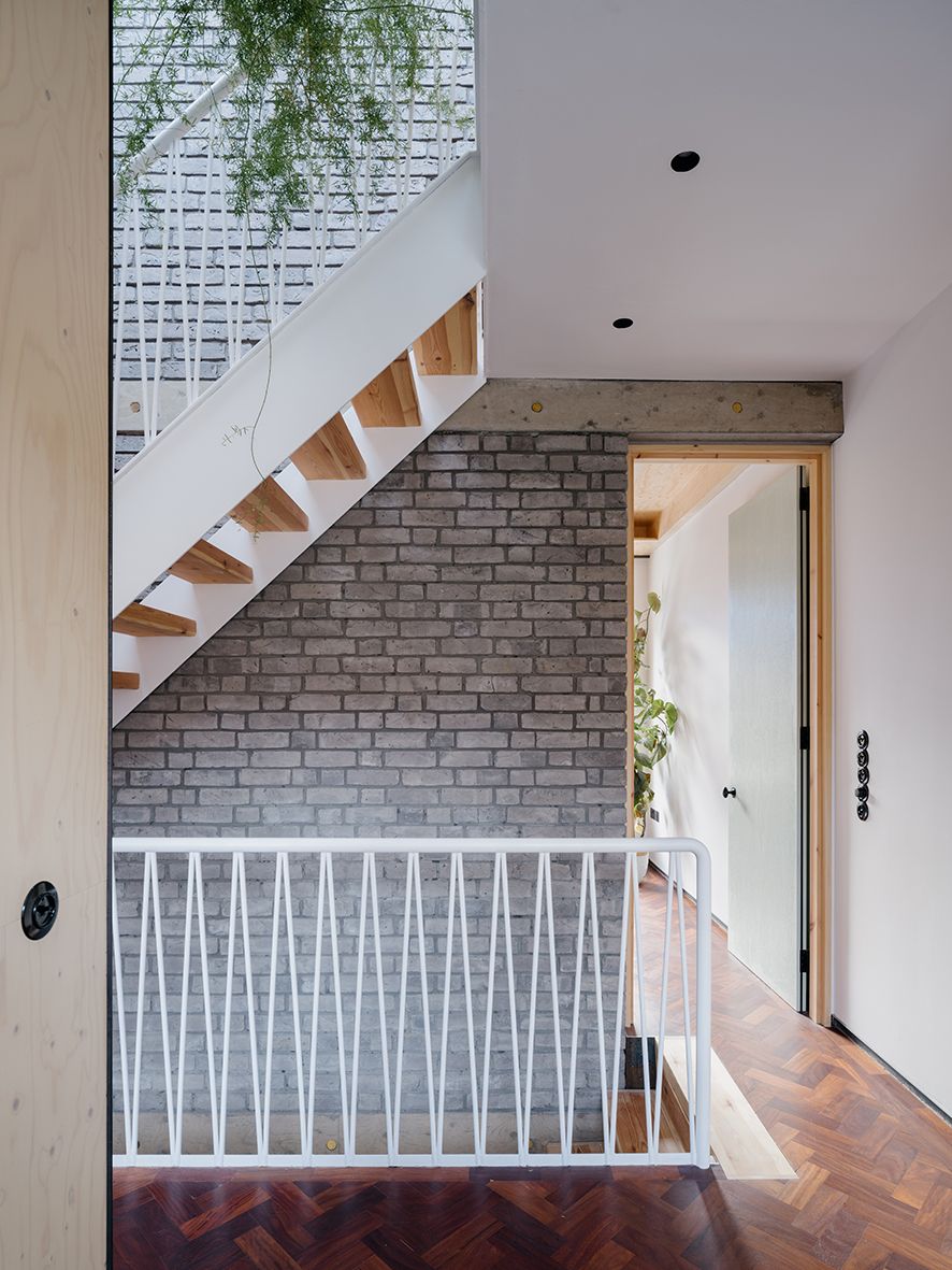 narrow bathroom layout