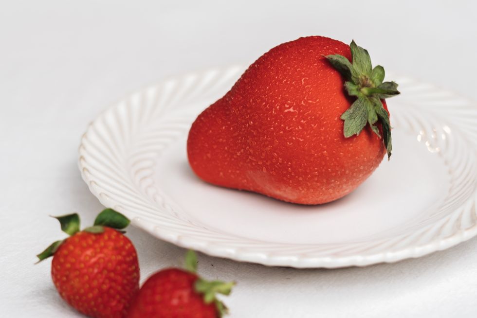 2023草莓季甜點推薦！爆量鮮草莓起士盒、濃郁生乳捲、粉嫩甜甜圈等草莓控療癒必吃