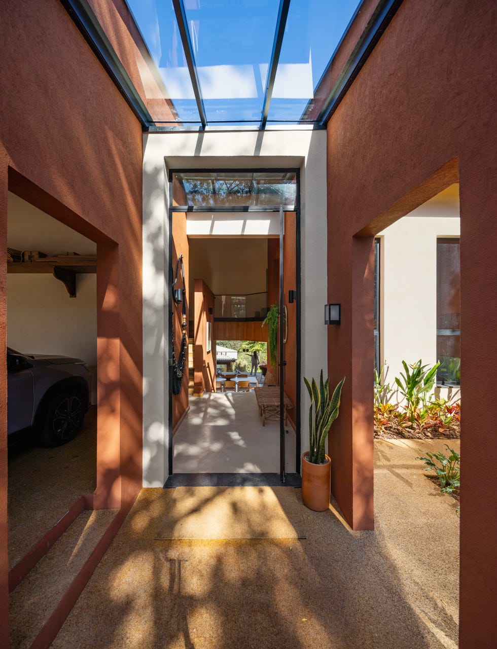 casa roja de los 90 de vivienda convencional de espacio pequeños a abrirse al paisaje