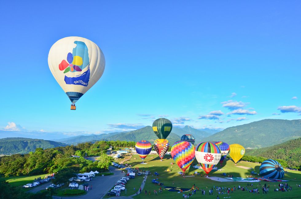 Hot air ballooning, Hot air balloon, Air sports, Sky, Balloon, Daytime, Mode of transport, Vehicle, Leisure, Biome, 