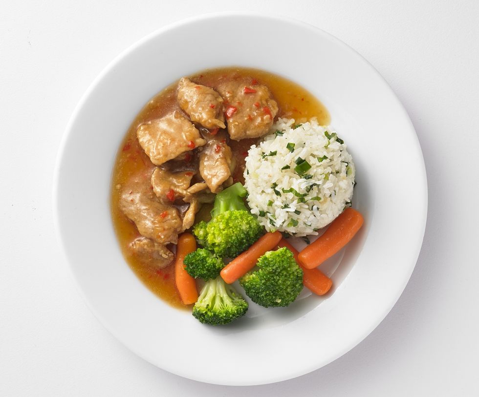 IKEA 2020新品、新型錄登場，同步推出多款新料理，戰斧豬排、香辣小龍蝦盤、小龍蝦菠菜麵、燒肉香蔥飯、燒賣及蘿蔔糕。