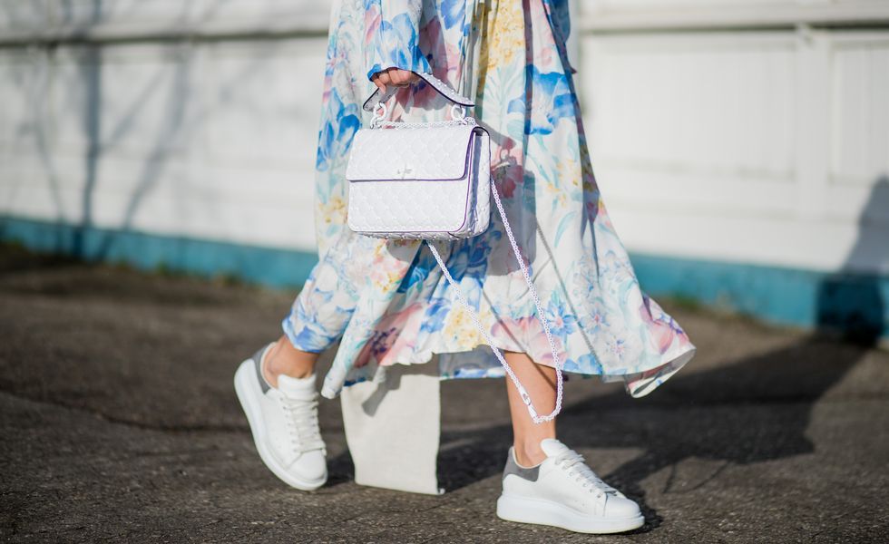 女孩最喜歡的極簡風小白鞋搭配印花裙完全有春天氣息。 