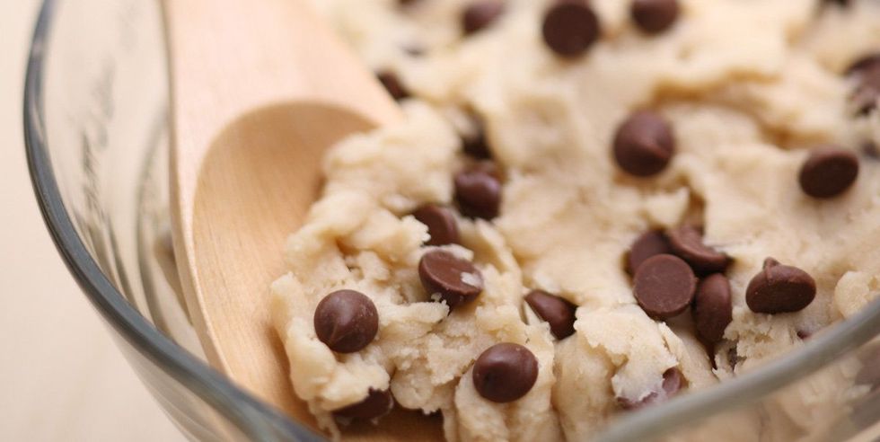 クッキー生地を24～36時間冷蔵庫で寝かせれば、固めに仕上がる｜チョコチップクッキーをおいしく作るコツ