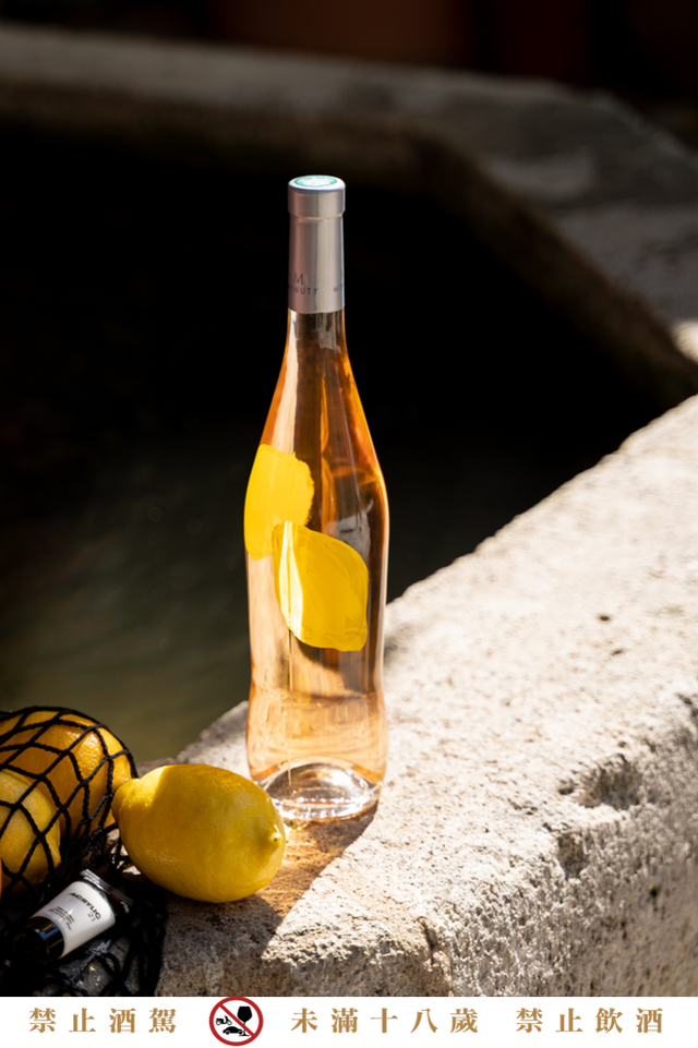 讓夏日被法國蔚藍海岸般明媚陽光填滿！「米諾蒂m粉紅酒 藝術家限量瓶2022年份」帶妳領略極致五感享受，粉紅色夢幻旅程一喝啟動！