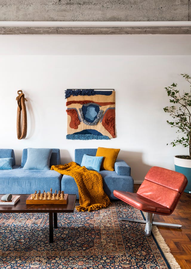 un apartamento de los años 60 con aire industrial convertido en luminoso hogar y galería de arte
