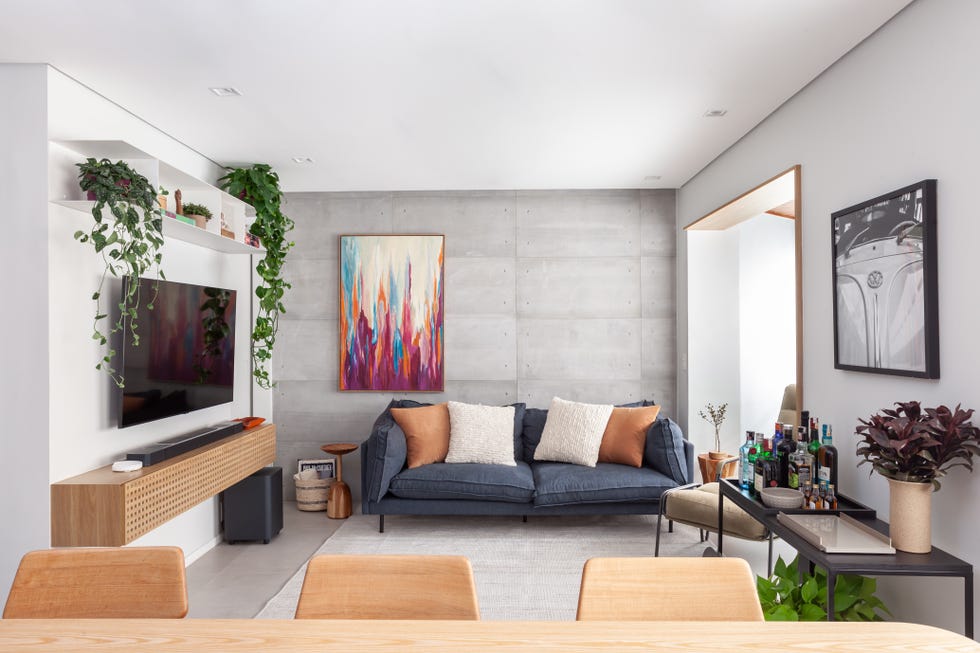 despues de unos anos, esta familia reformo su casa de 100 metros abriendo la cocina e incorporando el balcon al salon