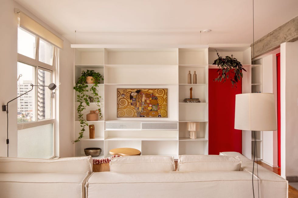 celosias en la cocina y una puerta roja, la reforma de este apartamento conecta funcionalidad y diseno