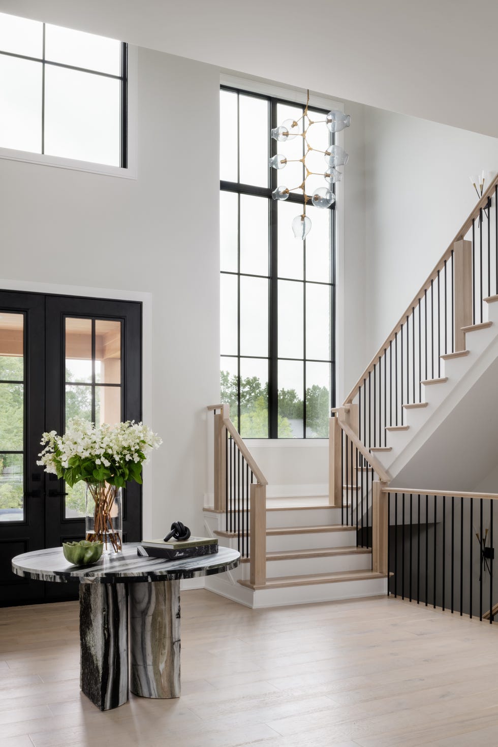 casa nueva pensada para crecer en familia con materiales duraderos y un interiorismo elegante y funcional