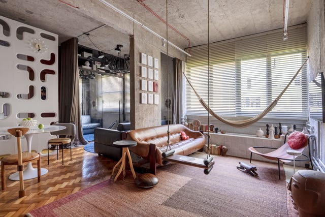 casa de 45 metros es un estudio de arquitectura, un taller creativo y una zona de relax con hamaca, columpio y un bano triangular