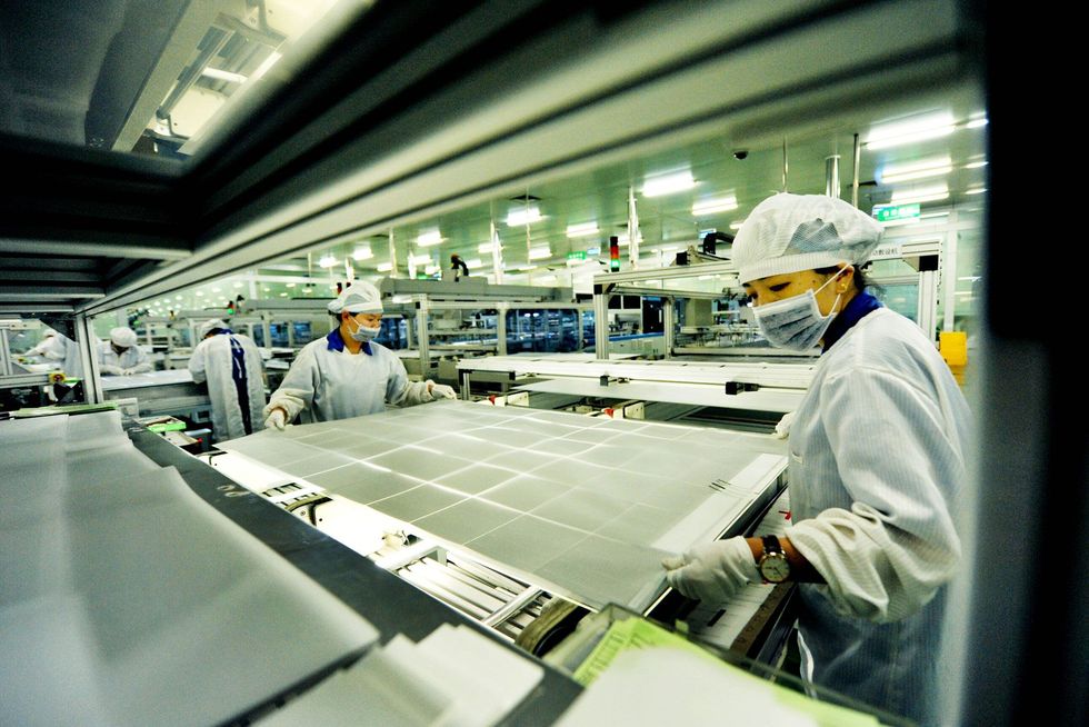 Arbeiders van de Jinkofabriek in Shangrao produceren zonnecellen