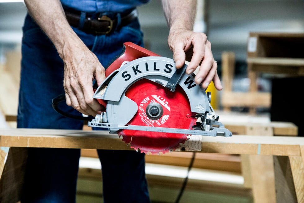 ok so, it's the first time using an electrical saw for wood. asking to the  more experienced of you, any advices on how to use it properly and avoid  injury? I'll admit