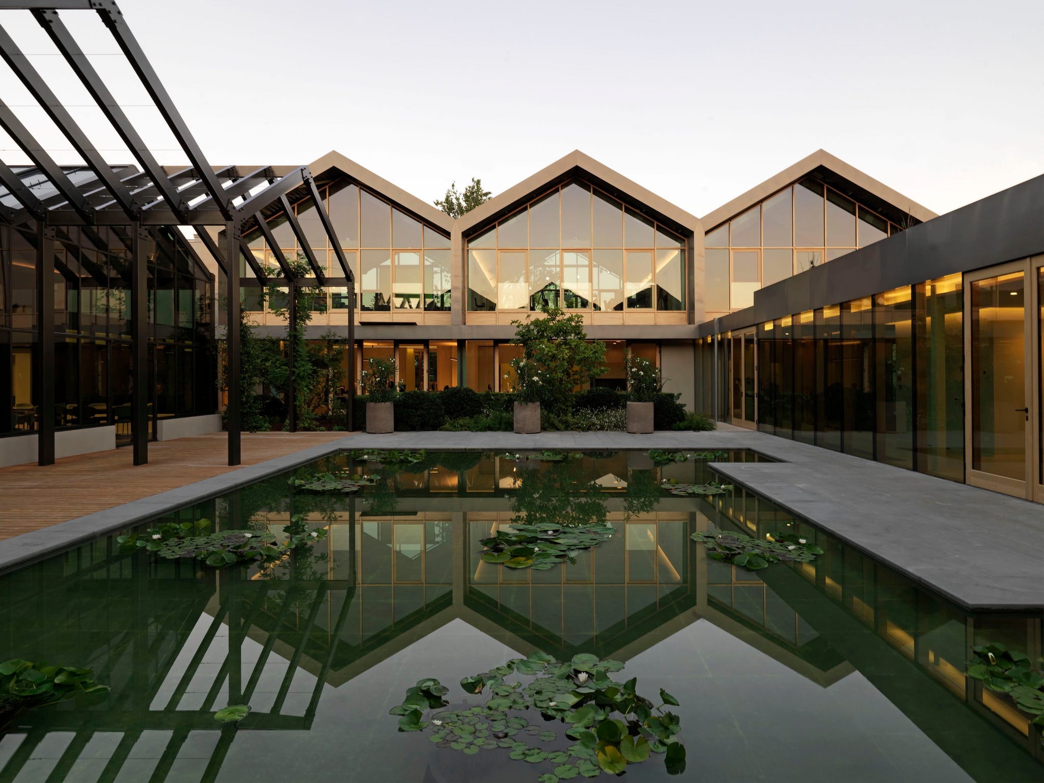 Architecture, Building, Reflecting pool, Courtyard, Property, House, Mixed-use, Botany, Home, Residential area, 
