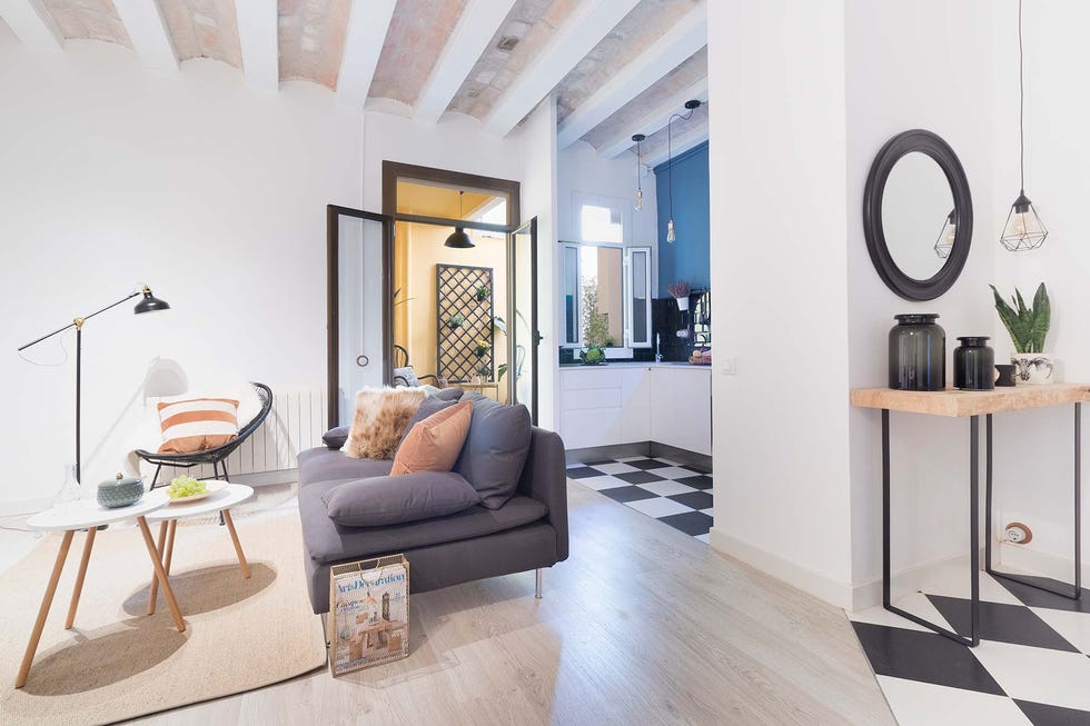 piso reformado en barcelona, con salón cocina y recibidor