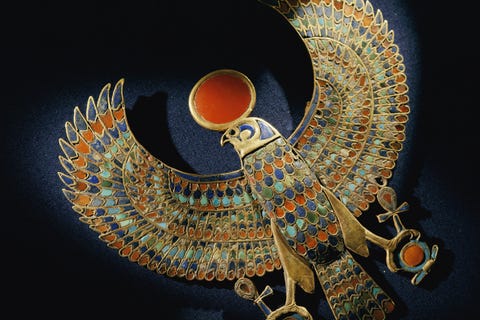 De ontdekking van de tombe van de Egyptische farao Toetanchamon door Howard Carter in 1922 wordt gezien als een van de belangrijkste archeologische vondsten in de geschiedenis Deze 3300 jaar oude hanger van een valkfiguur stelt de god ReHorachte voor en is gemaakt van goud carneool chalcedoon en gekleurd glas