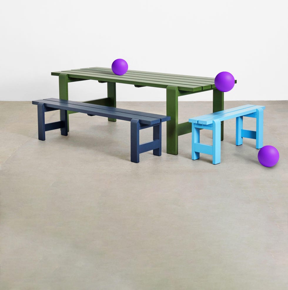 a table with blue and pink balls