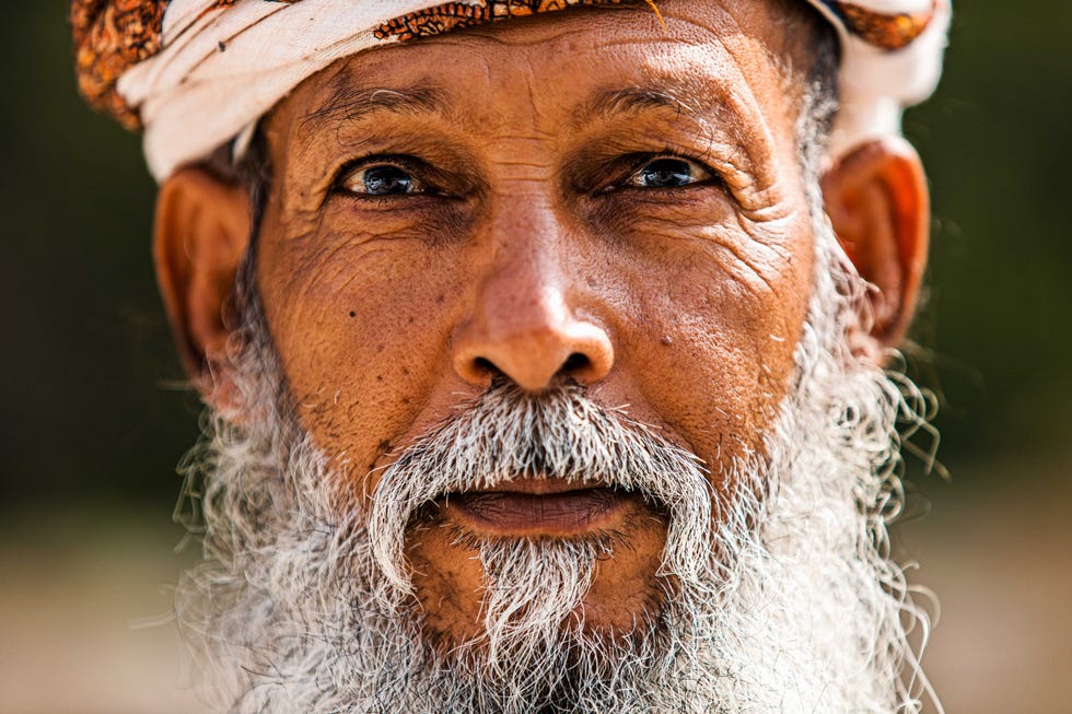Omani zijn gastvrij maar niet happig om te worden gefotografeerd zegt Westland Deze oude man was een van de weinigen die zich wel graag lieten fotograferen misschien omdat hij weet dat hij fotogeniek is