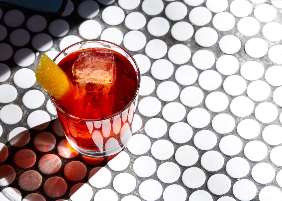 https://hips.hearstapps.com/hmg-prod/images/3-ingredient-cocktails-negroni-1500407225.jpg?crop=1xw:1xh;center,top&resize=980:*