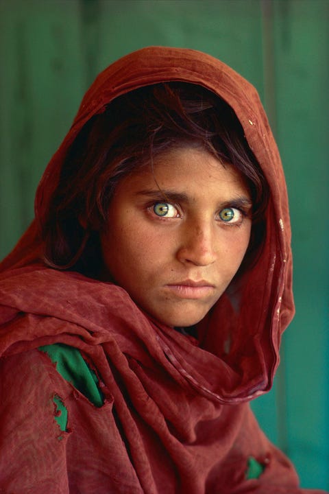 De Afghan Girl het Afghaanse meisje Sharbat Gula zit in een vluchtelingenkamp in Pakistan