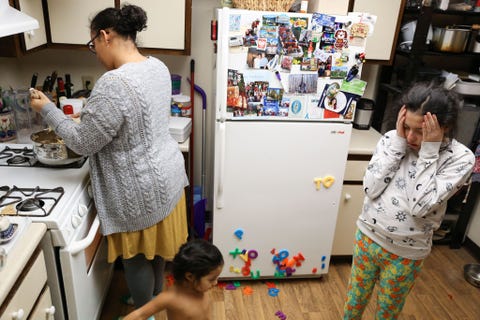 Koken was een van de hobbys van Lola Maar haar medicatie zorgde ervoor dat ze enorm snel vermoeid raakte Op een bepaald moment was ze al uitgeput als ze van de ene kamer naar de andere moest lopen