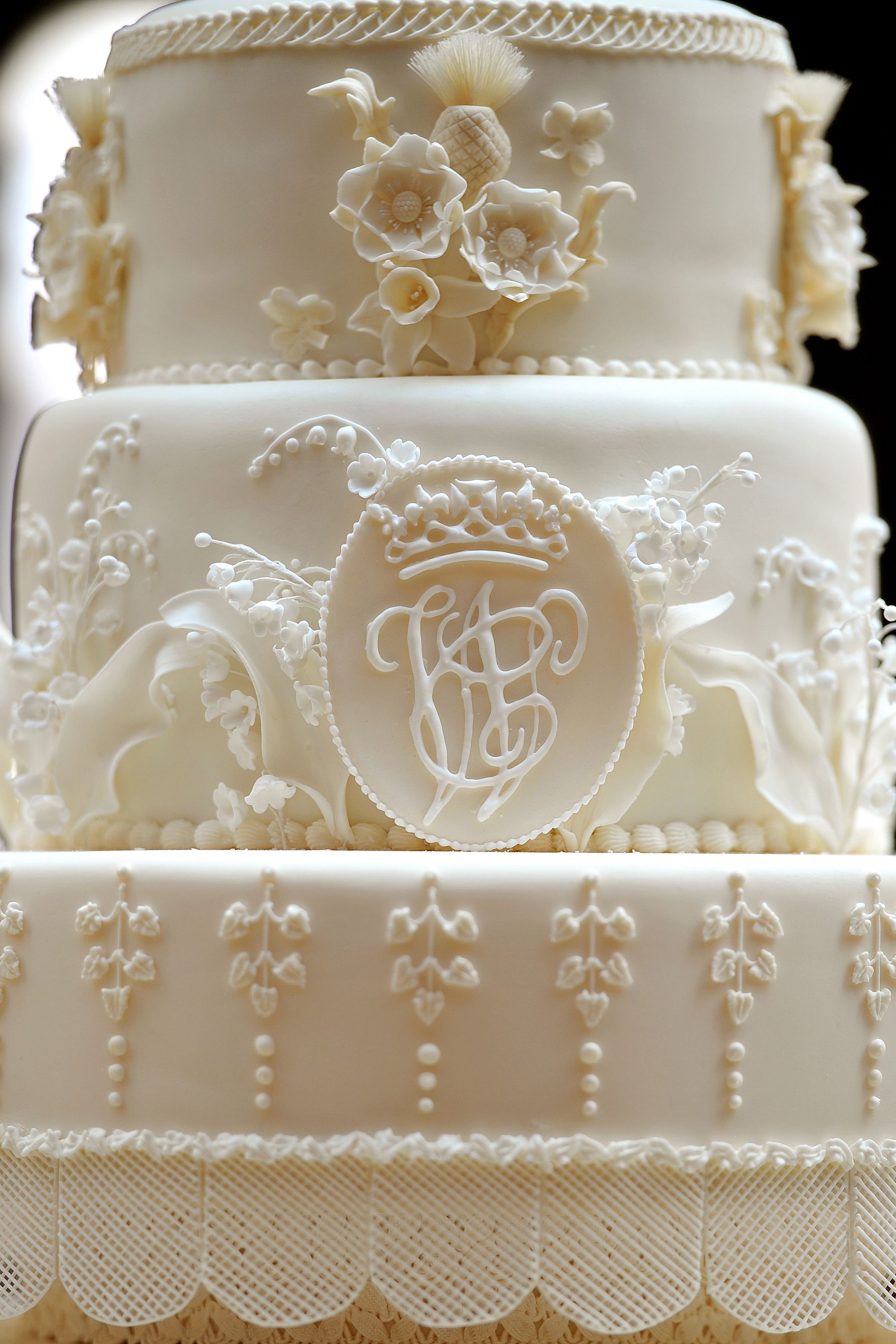 Kate Middleton, the Queen & royals' beautiful royal wedding cakes - see  photos | HELLO!