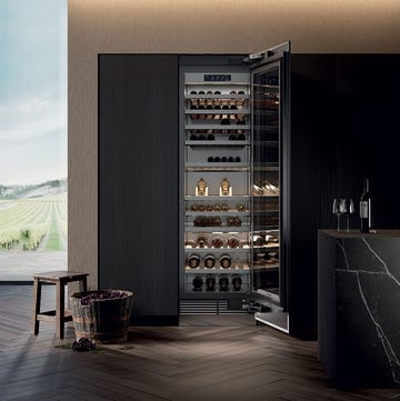 bottiglie esposte nel vino cantina signature kitchen suite