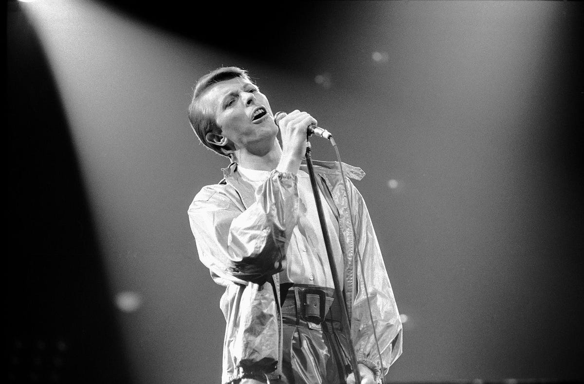 David Bowie tijdens een optreden in 1978 in de Deutschlandhalle in Berlijn in de tijd dat de zanger in de stad woonde
