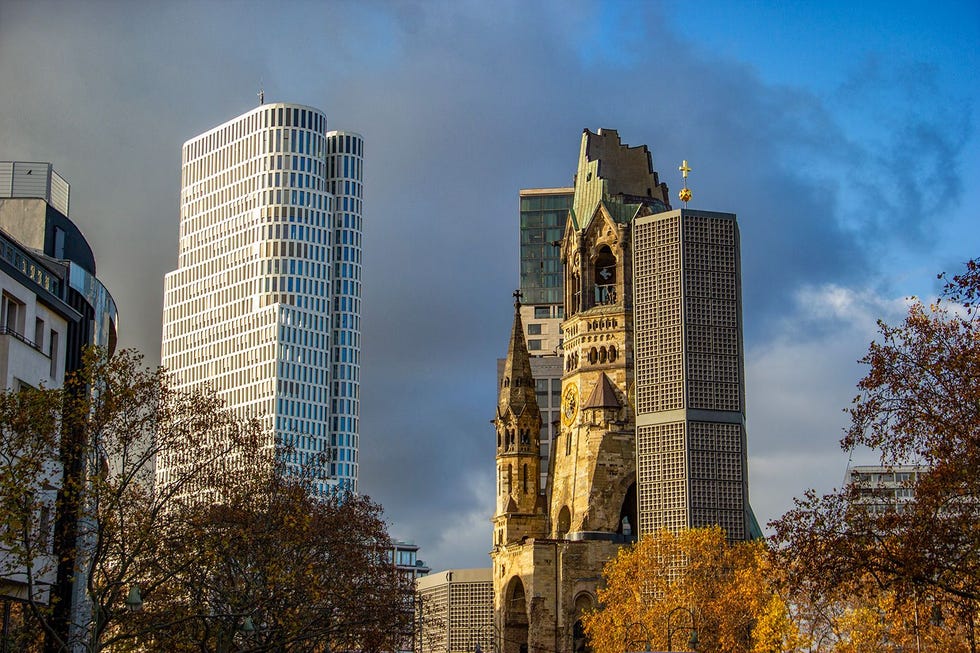 Oud en nieuw links de Atlastoren rechts de KaiserWilhelmGedchtniskirche